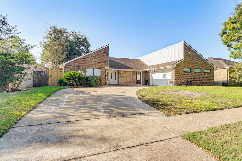 Shop & Explore: Duplex Unit 8 Mi to NRG Stadium!