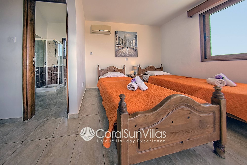 Family Villa Short Walk To Coral Bay Strip 5 Min and Pub, Shops etc