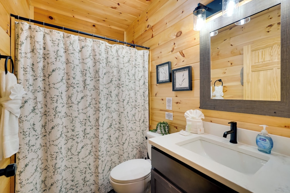 1 Mi to Douglas Lake: Blissful Escape w/ Hot Tub!
