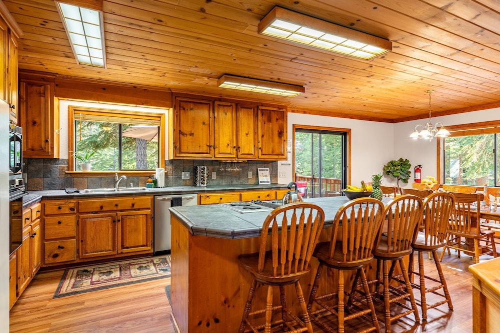 Whiskey Springs by Avantstay Classic Cabin Near Tahoe Donner Ski Area