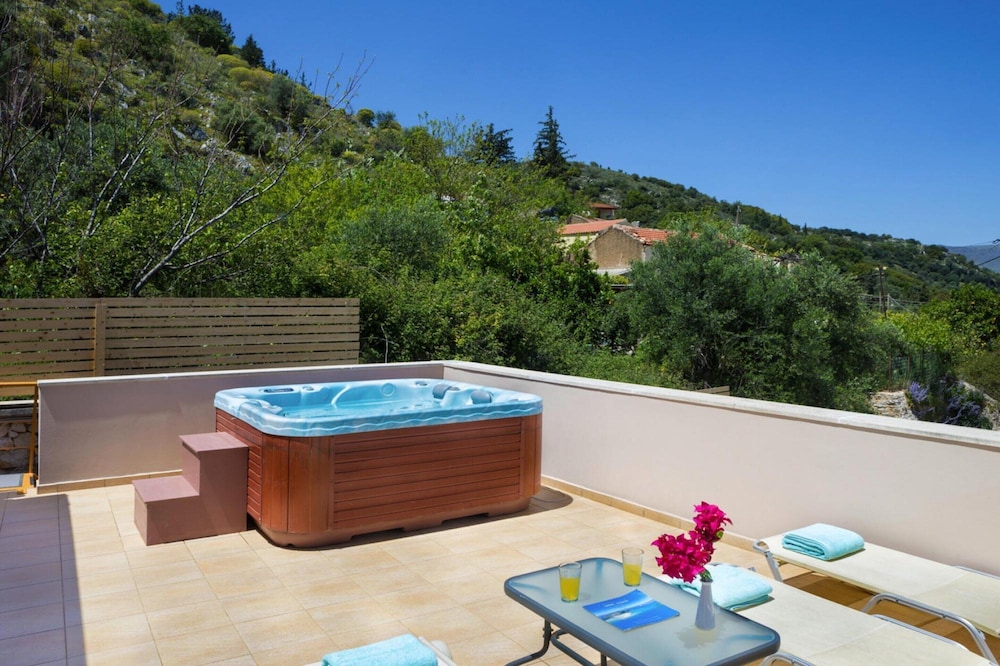 Cozy Holiday Home With Pool and Whirlpool in Maheri
