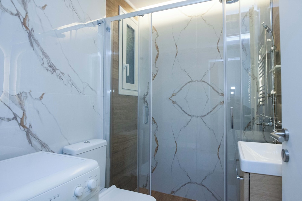 Fresh Modern 1 Bd Apt in Vibrant Patisia
