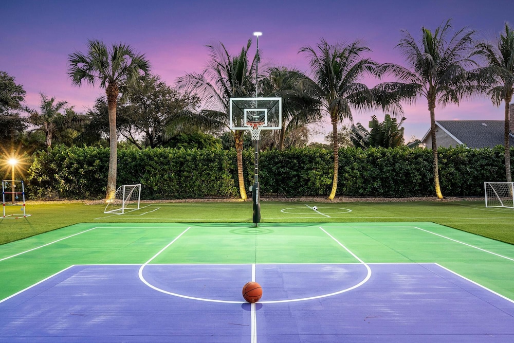 Luxurious 6-Bedroom Villa with Pool & Games
