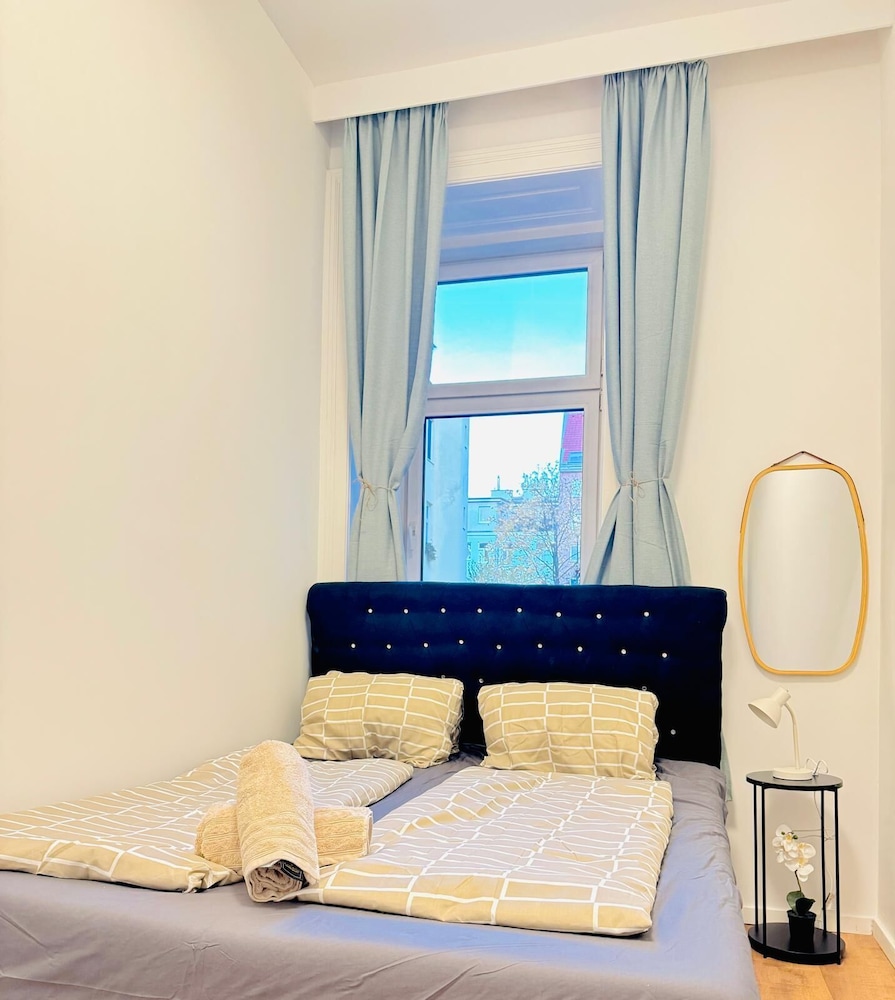 Family 9BR Apartment Near Augarten