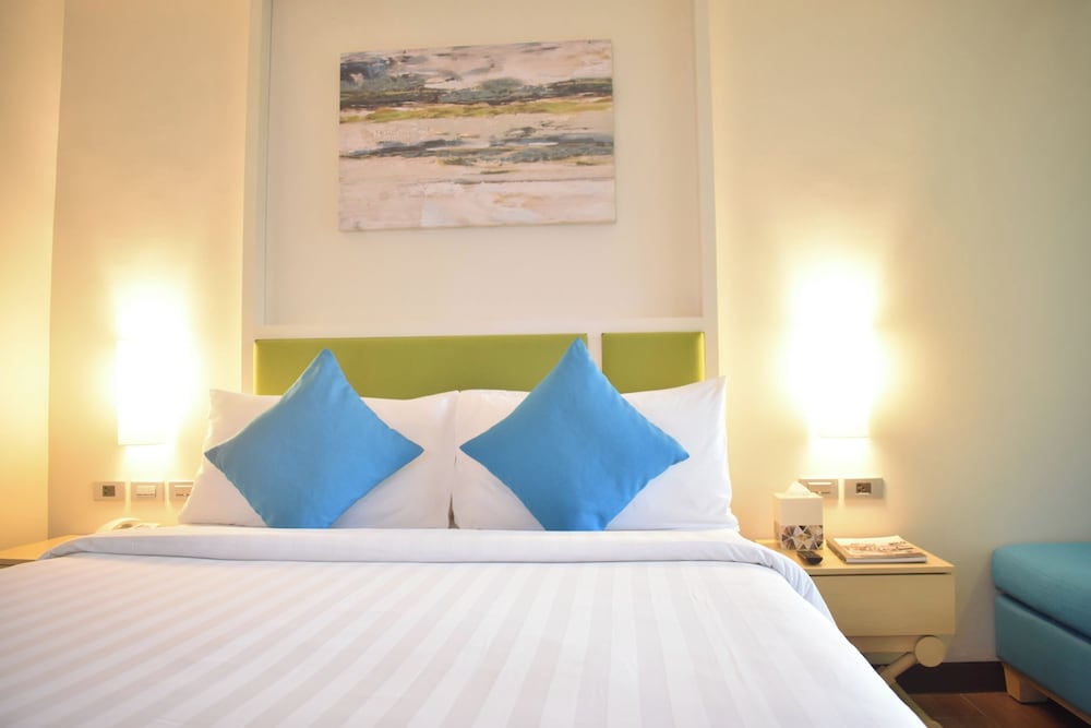 Poolside Escape Near Boracay’s Iconic Keyhole