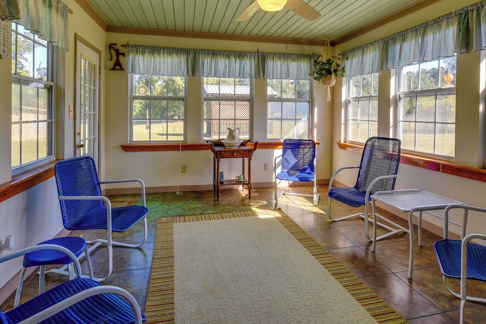 Vintage Chipley Getaway on Large Private Property - Property Image 7