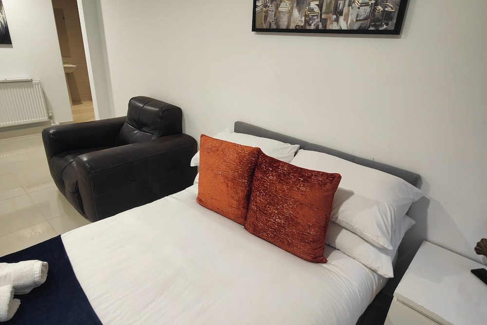 Leeds 3 Bed En-suites Apartment Retreat- Sleeps 9