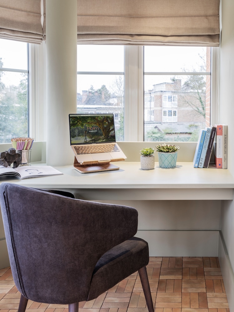 Stylish Studios SOUTHFIELDS STATION