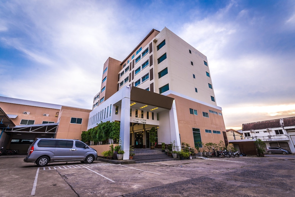 Hotel Sinkiat Buri Hotel - Image 1