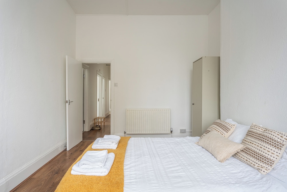 London Oasis - Modern 3 Bedroom Apartment