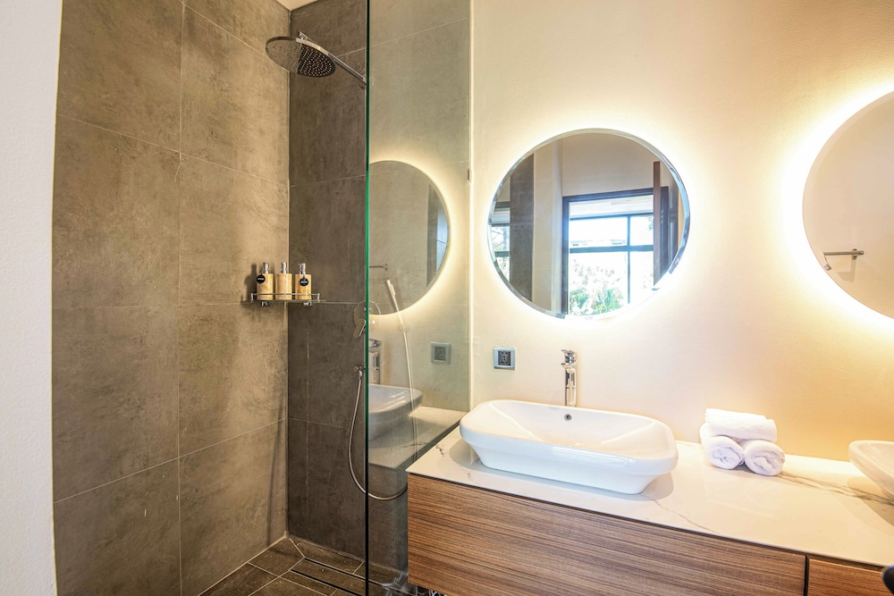 Opulent 5BR Modern Villa 400m From the Ocean