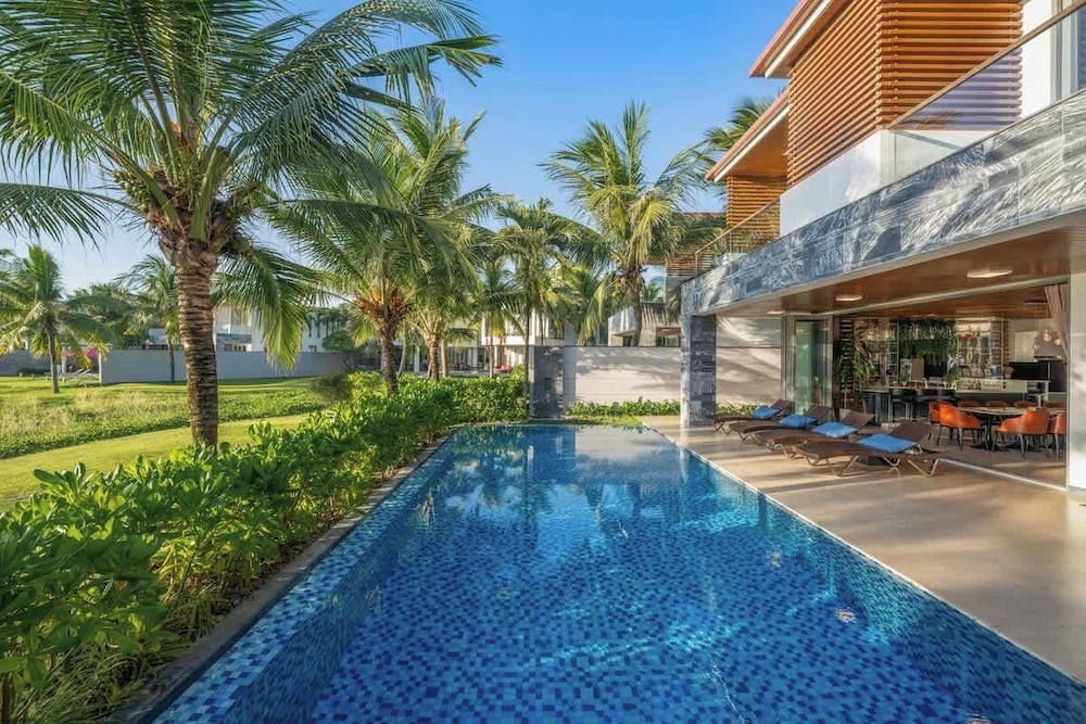 8BR Beachfront Eden: Luxury Events & Getaways