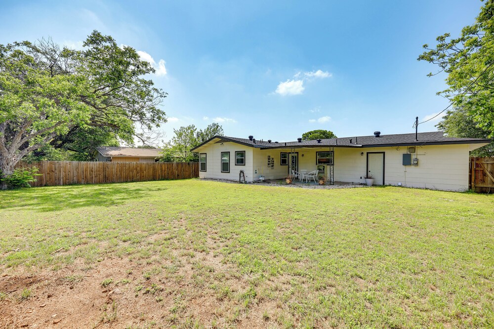 San Antonio Home, 2 Mi to Airport - Pets Welcome!