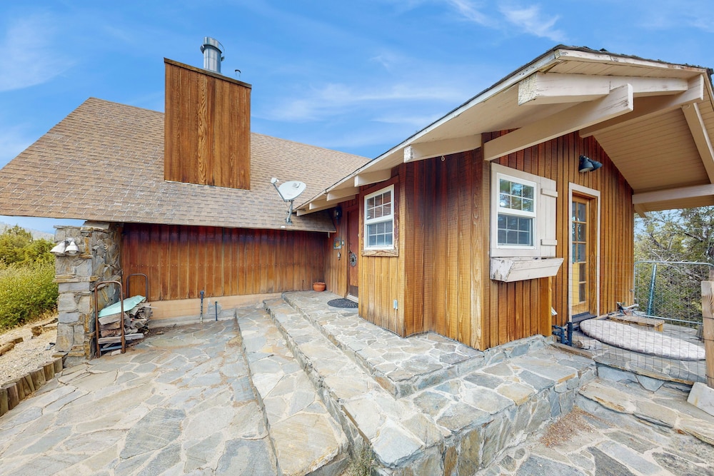 Mountain & Lake View Dog-friendly Retreat