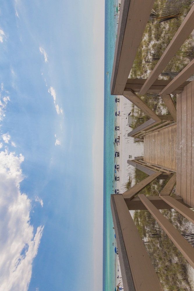 Searenity Awaits: 2-bd, 2-ba Coastal Escape! Perfect for 5! Pet Friendly!