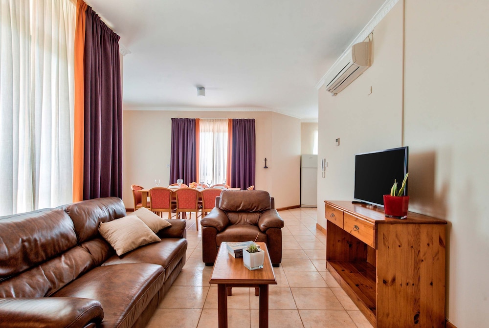 Villa Gardenia - 5 Bedroom Holiday Villa With Pool