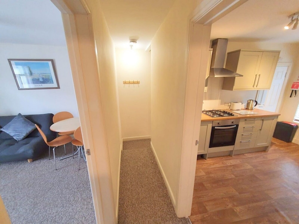 2-bed Flat With Superfast Wi-fi DW Lettings 29br view 2