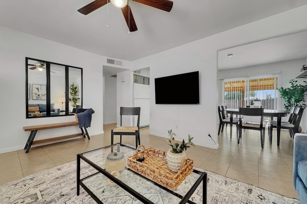 3 Mi to Old Town Scottsdale: Home w/ Patio!