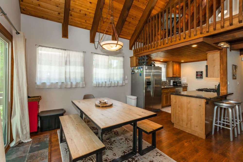 Alder Creek Paradise - Tree-lined Cabin Stay for 7