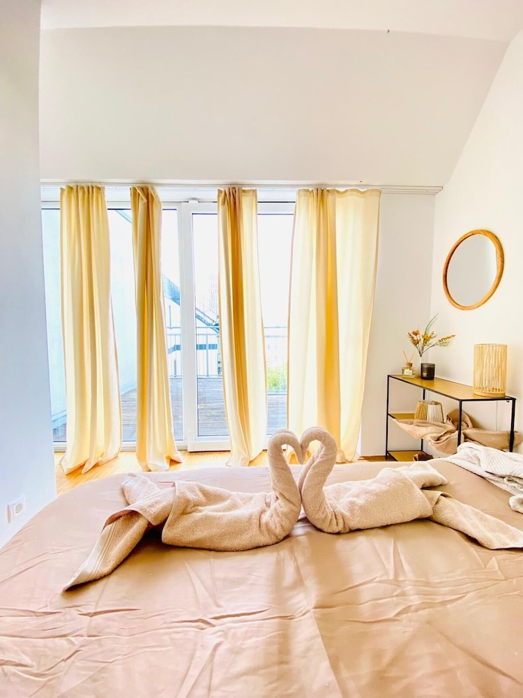 Comfy 3BR Apt With Living Room Balcony