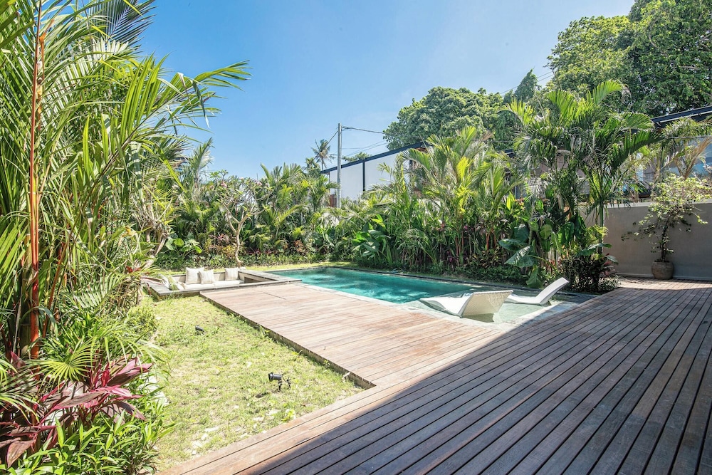 Opulent 5BR Modern Villa 400m From the Ocean