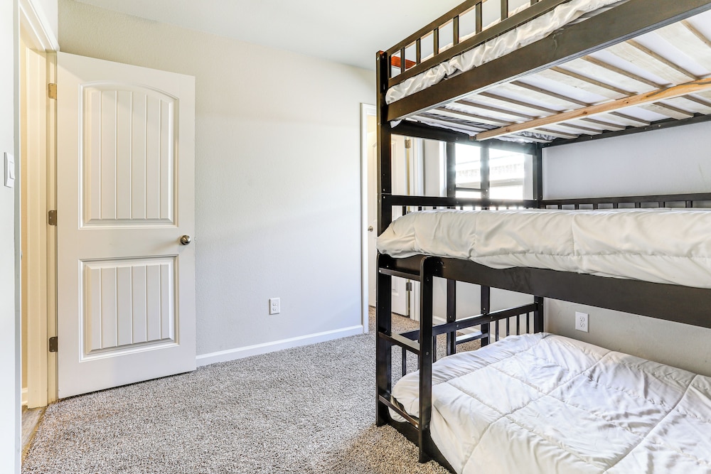 13 Mi to Baton Rouge: Family-friendly Home