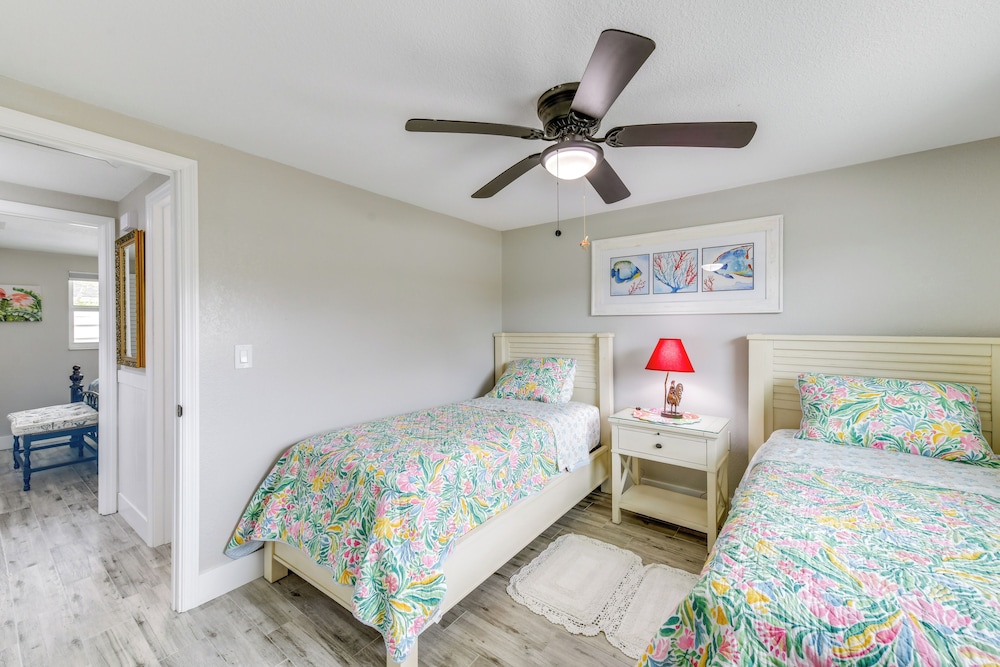 2 Blocks to Beach: Tropical Retreat in Anna Maria