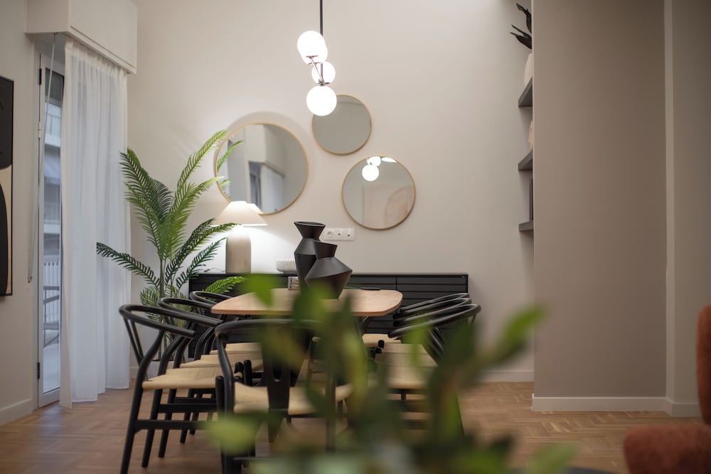 Spacious & Stylish Athens Apartment - Walk To Metro