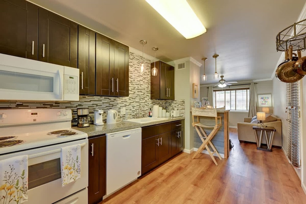 The Homestead Luxury-cozy 2BR Apartments Near SFA