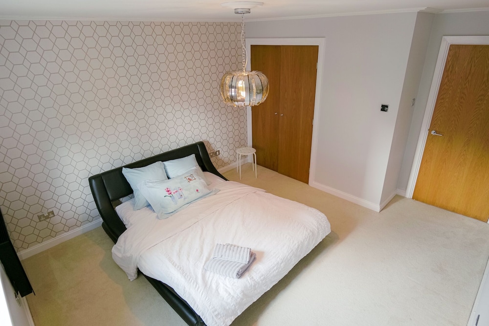 Stunning Holiday Stay With Free Gym and Parking view 3