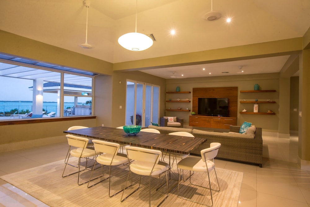 5 BR Waterfront Villa On Chalk Sound Blue Water