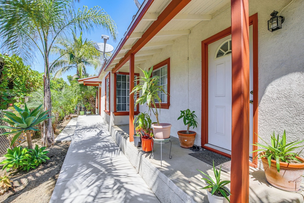 5 Mi to Coast: Centrally Located Long Beach Home!