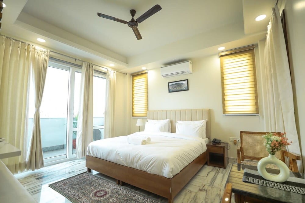 Tranquil 2BR Oasis With Balcony Bathtub