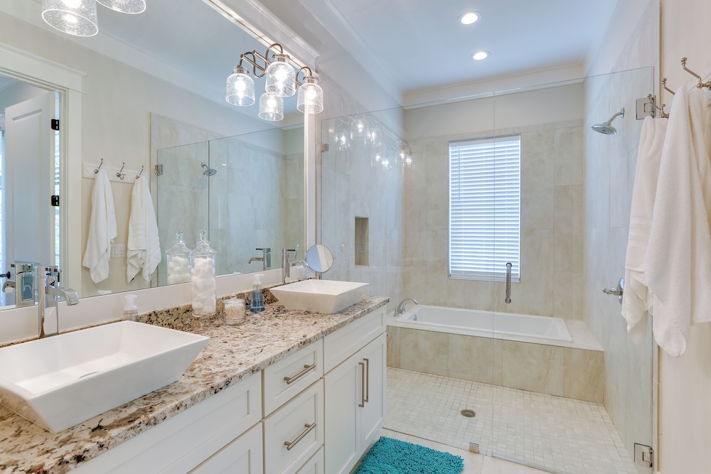 Family-friendly Santa Rosa Home: Walk to Beach!