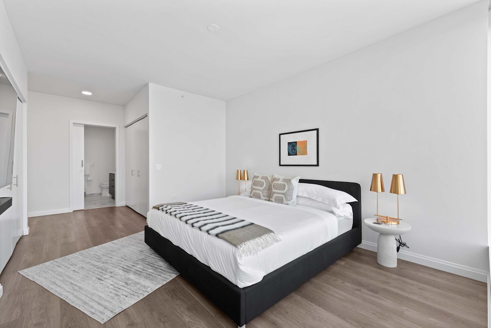 Sky-high Living Lake Views Elite Experience