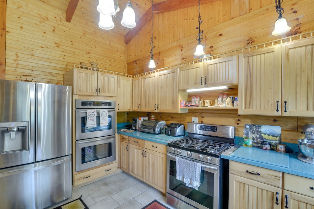 Serene Valley Bend Cabin Rental: 7 Private Acres! view 3