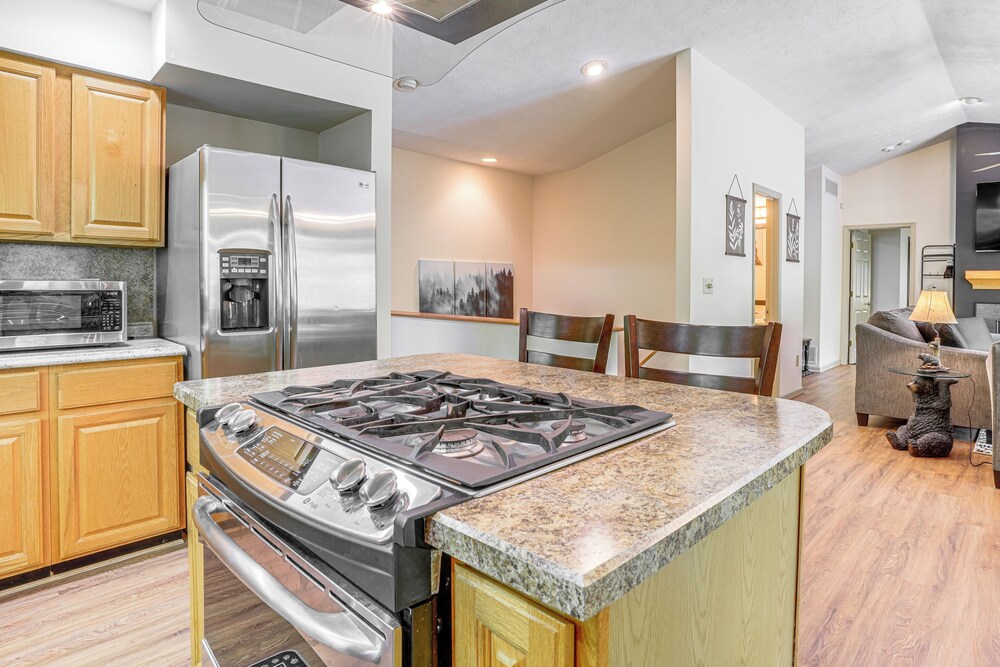 4 Mi to Massanutten Resort: Family Home w/ Views!