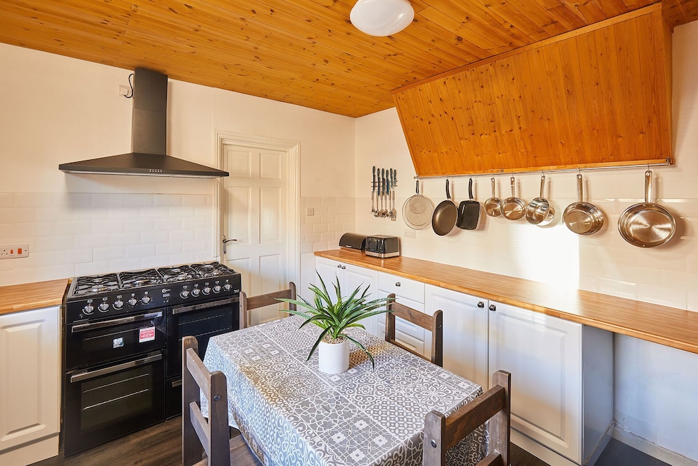 Host Stay Holyrood Lodge view 4
