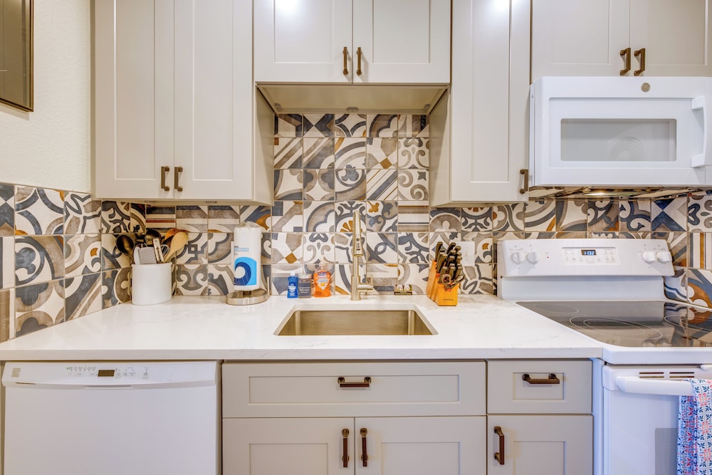 Walk to Beach & Pier: Updated Abode in Rockport!