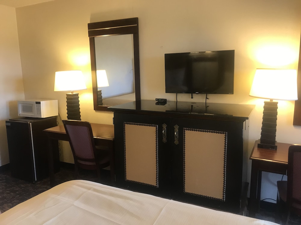 Travelers Inn & Suites