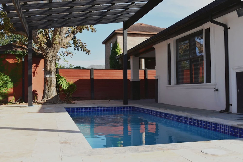 Family Luxury Home With Pool in Mcallen Near by Hospitals and Stores