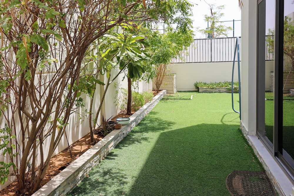 Luxury 4B and maid's with private garden