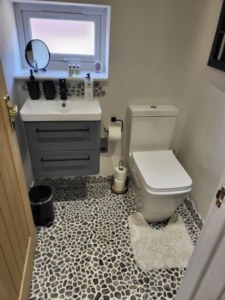 Beautiful Self Contained Cottages in Westbury view 5
