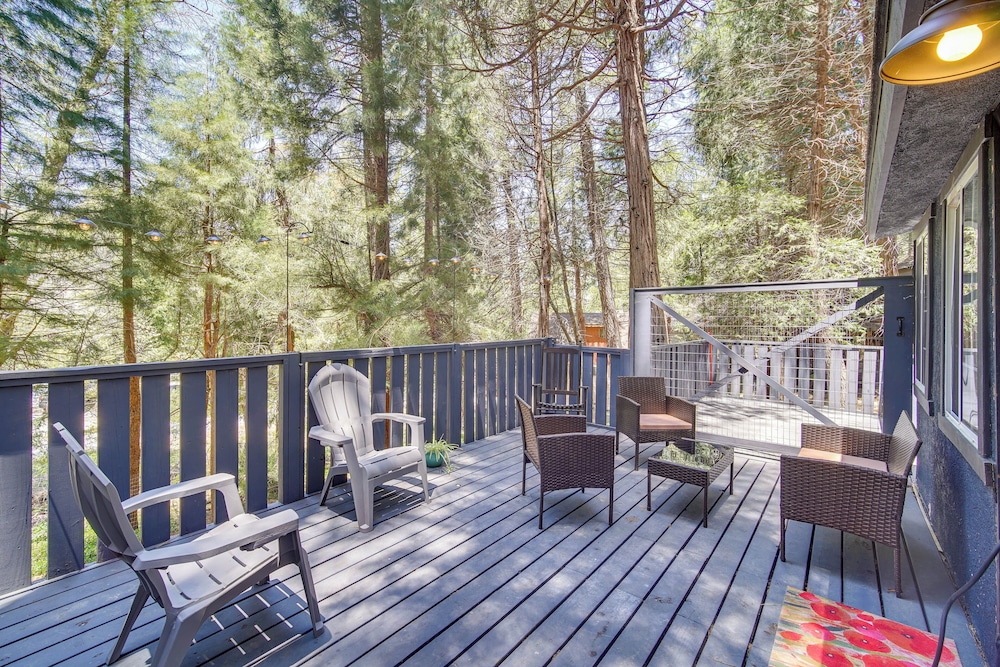 Crestline Vacation Rental, Close to Hiking Trails!