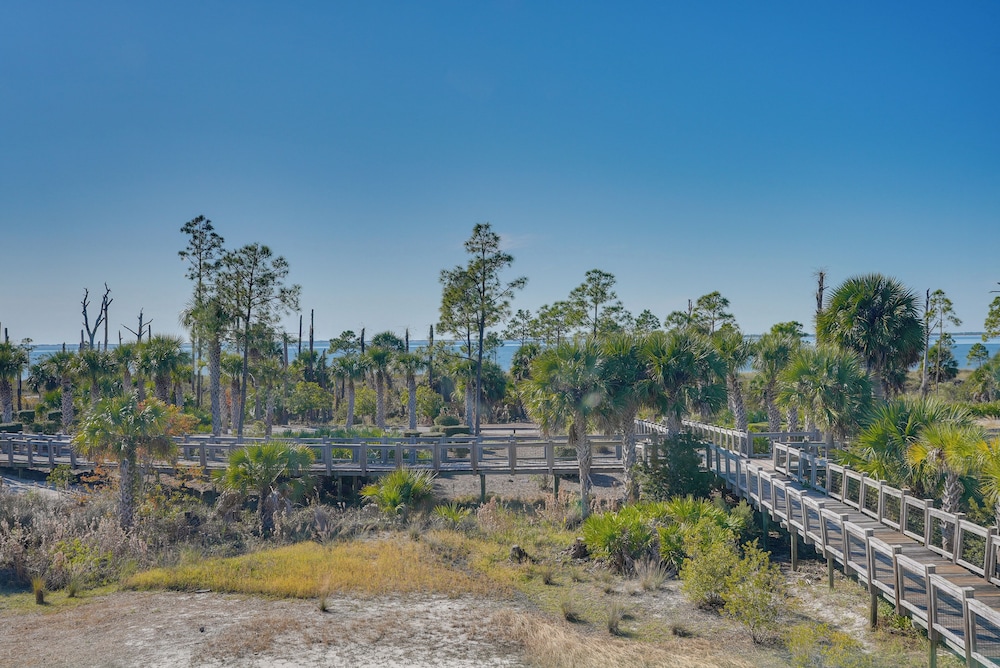 Steps to Shore: Windmark Beach Retreat w/ Balcony!