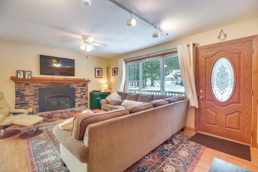 1 Mi to Sugarbush Resort: Dog-friendly Home!
