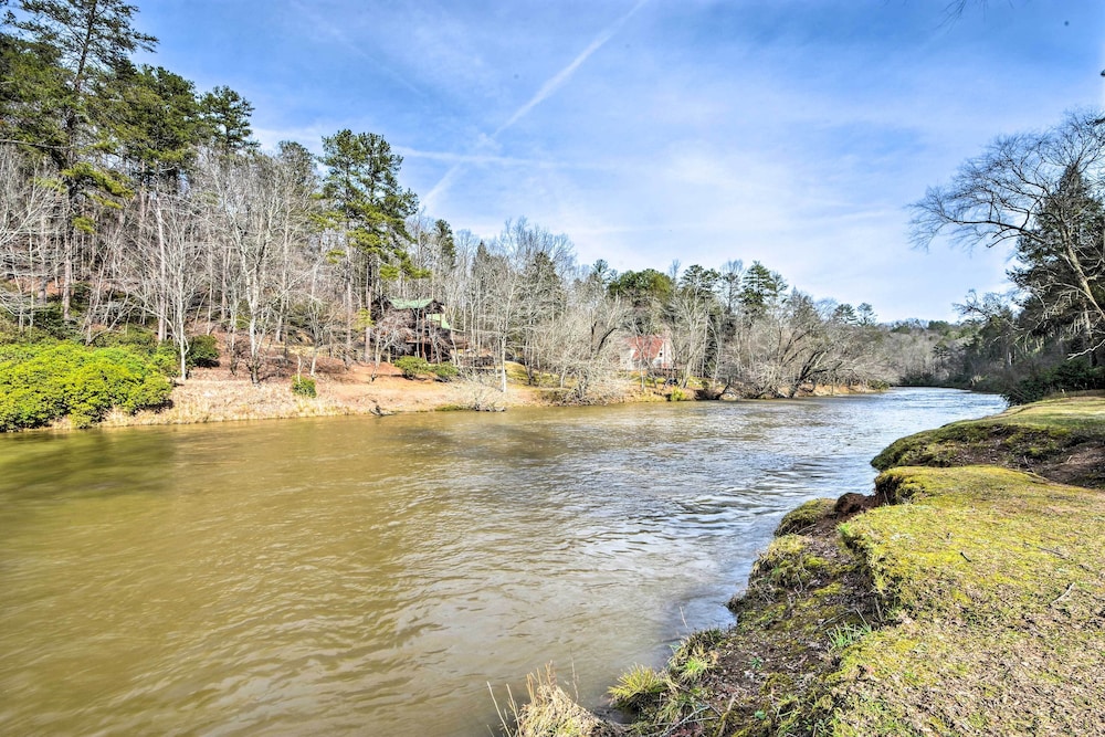 10 Mi to Dtwn: Home w/ Spacious Patio in Ellijay!