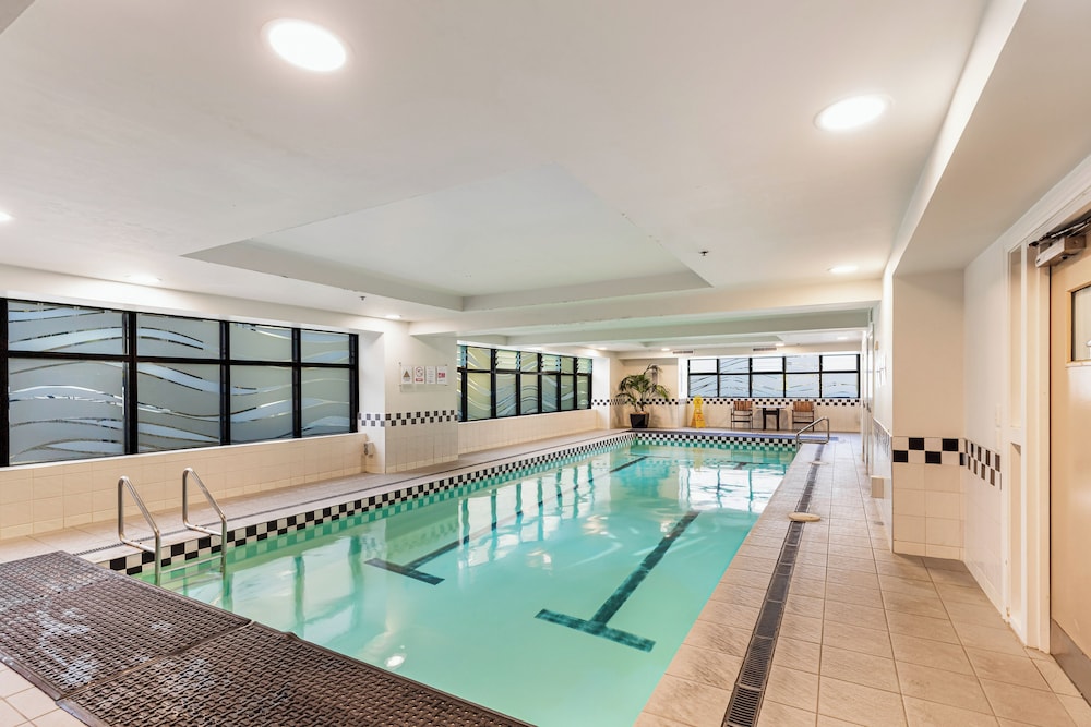 City Getaway 1BR Apt w Pool & Gym I Zodiak Stays