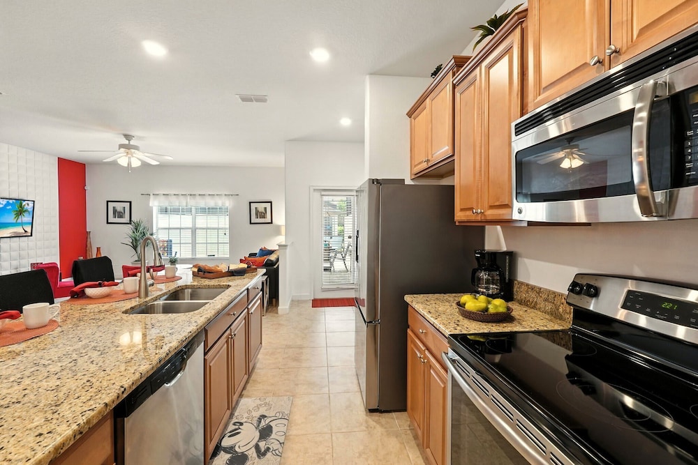Vibrant 5BR Family Retreat in Storey Lake!