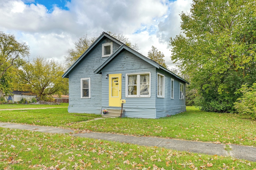 3 Mi to Dtwn Saginaw: Cozy Family Home w/ Yard!